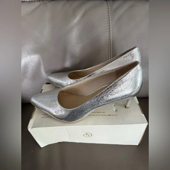 Life Stride Silver Pointed Toe Flats. Size 8.5 - Picture 2 of 7
